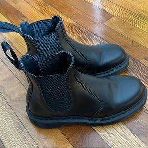 Doc Marten 2976 Mono Smooth Leather Chelsea Boots